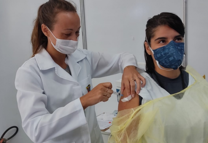 Foto Colaboradora do hospital  a primeira imunizada contra a Covid em Trs Coroas