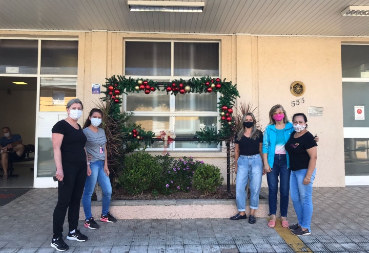 Foto Amigas do Hospital fazem decorao natalina